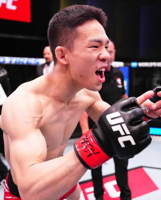 리어네이키드 초크로 UFC 2연승을 거둔 박현성. 사진=UFC