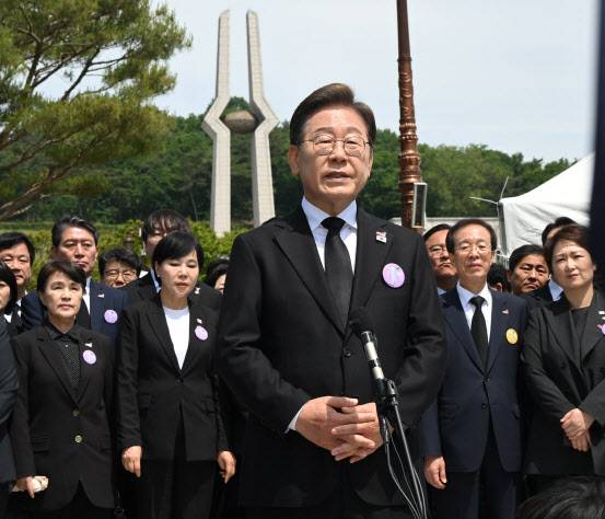 이재명 더불어민주당 대선 후보가 18일 광주 국립5·18민주묘지에서 열린 ‘제45주기 5·18 민주화운동기념식’에 참석한 뒤 취재진의 질의에 답하고 있다. (사진=뉴스1)