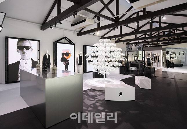 지난 16일 서울 성수동에서 문을 연 ‘칼 라거펠트’ 몰입형 팝업스토어 내부 전경. (사진=CJ온스타일)
