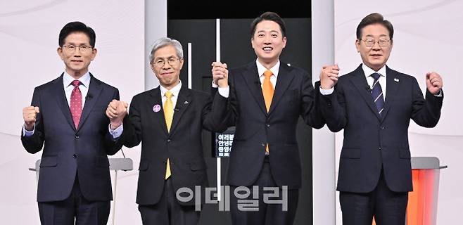 [국회사진취재단] 18일 서울 마포구 SBS프리즘타워에서 열린 중앙선거방송토론위원회 주관 제21대 대통령선거 후보자토론회에서 각 정당 대선 후보들이 선전을 다짐하고 있다. 왼쪽부터 국민의힘 김문수, 민주노동당 권영국, 개혁신당 이준석, 더불어민주당 이재명 대선후보.