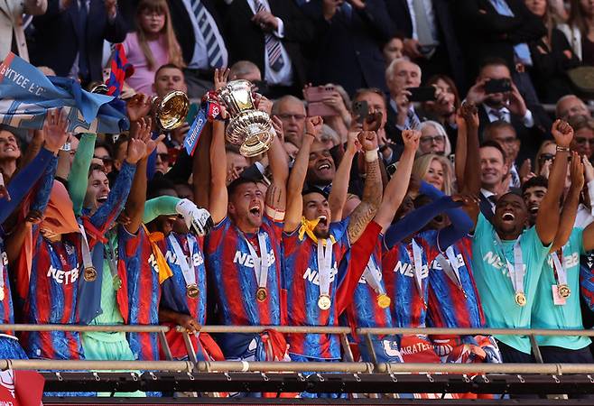 18일 맨체스터 시티를 꺾고 창단 120년 만에 잉글랜드축구협회(FA)컵 우승을 차지한 크리스탈 팰리스