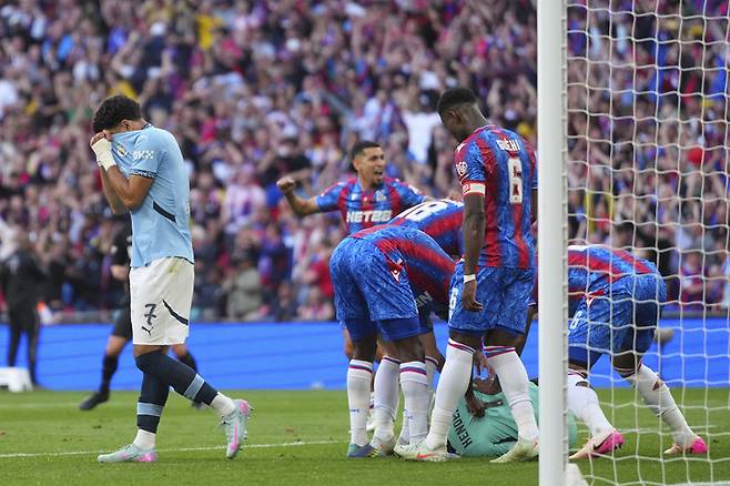 18일 크리스탈 팰리스와 잉글랜드축구협회(FA)컵 결승에서 페널티킥을 실축한 뒤 아쉬워하는 맨체스터 시티의 오마르 마르무시