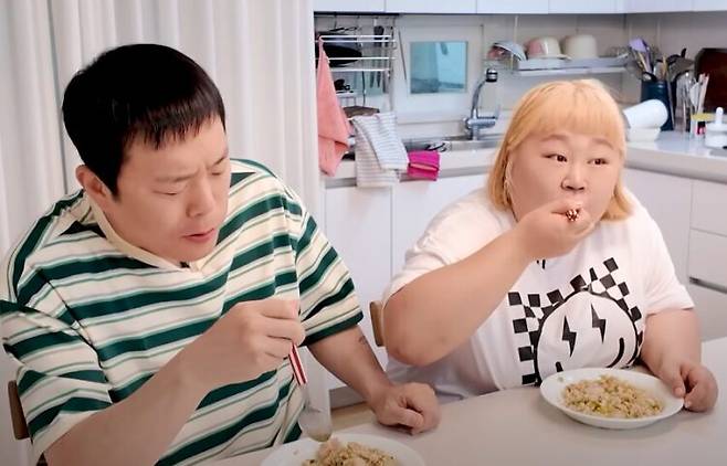 홍윤화와 김민기 부부가 두부새우볶음밥을 먹고 있다. [사진=유튜브 채널 '홍윤화 김민기 꽁냥꽁냥' 영상 캡처]