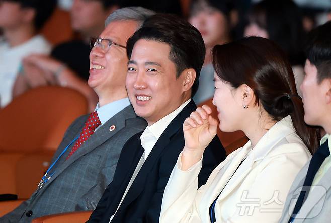 이준석 개혁신당 대통령 후보가 17일 오전 서울 강남구 코엑스에서 열린 제11회 젊은의사포럼에서 미소를 짓고 있다. 2025.5.17/뉴스1 ⓒ News1 김진환 기자