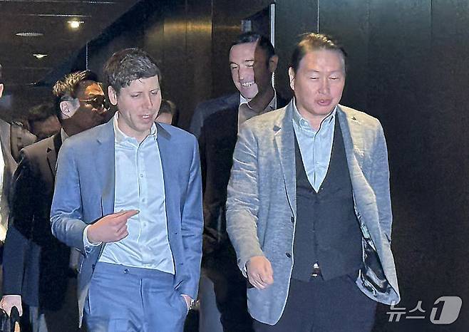 최태원 SK그룹 회장과 샘 올트먼 오픈AI 최고경영자(CEO)가 4일 서울 중구 플라자 호텔에서 회동을 마친 뒤 함께 이동하고 있다. (공동취재단) 2025.2.4/뉴스1 ⓒ News1 최동현 기자