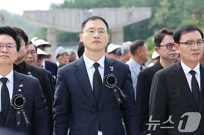 김상욱 무소속 의원이 5·18민주화운동 제45주년을 하루 앞둔 17일 광주 북구 운정동 국립5·18민주묘지에서 열린 '5·18민중항쟁 제45주년 추모제'에 참석해 국민의례하고 있다. 2025.5.17/뉴스1 ⓒ News1 박지현 기자