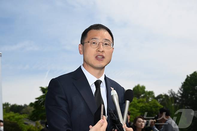 김상욱 무소속 의원이 18일 광주 북구 운정동 국립 5·18민주묘지 민주의 문 앞에서 기자회견을 하고 있다.2025.5.18/뉴스1 ⓒ News1 김태성 기자