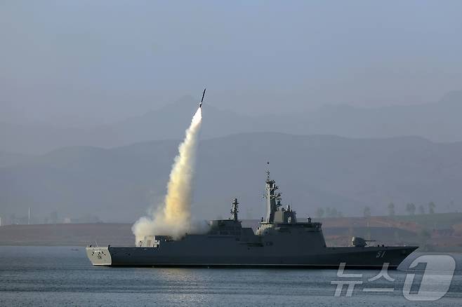(평양 노동신문=뉴스1) = 북한 노동당 기관지 노동신문은 30일 미사일총국과 국방과학원, 탐지전자전총국이 구축함 '최현'호에 탑재된 무장 체계들의 성능 및 전투 적용성 시험에 착수했다고 보도했다. 이들은 순항미사일 시험밝사 등 구축함의 첫 무기체계 시험을 지난 28일과 29일에 진행했다고 전했다. [국내에서만 사용가능. 재배포 금지. DB 금지. For Use Only in the Republic of Korea. Redistribution Prohibited] rodongphoto@news1.kr