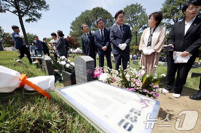 (광주=뉴스1) 이승현 기자우원식 국회의장이 제45주년 5·18민주화운동 기념일인 18일 오전 광주 북구 망월동 민족민주열사묘역(구묘역)에서 연세대 후배인 고 이한열 열사 묘역을 참배하고 있다. 2025.5.18/뉴스1 ⓒ News1 이승현 기자