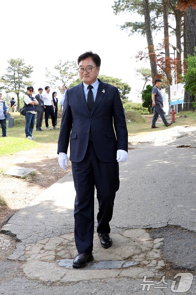 우원식 국회의장이 제45주년 5·18민주화운동 기념일인 18일 오전 광주 북구 망월동 민족민주열사묘역(구묘역)을 찾아 전두환 비석을 밟으며 지나가고 있다. 2025.5.18/뉴스1 ⓒ News1 이승현 기자