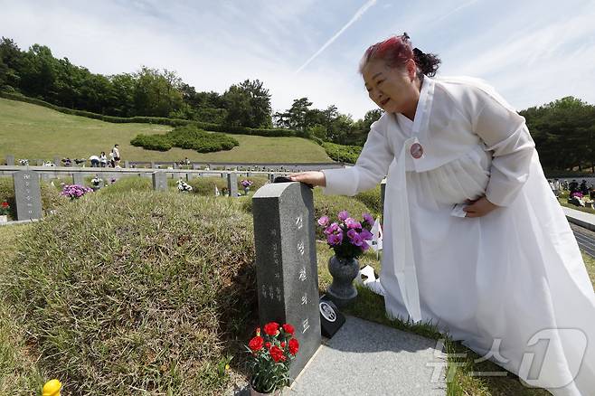 18일 광주 북구 운정동 국립 5·18민주묘지에서 열린 제45주년 5·18민주화운동 기념식 후 김영철 열사의 아내 김순자씨가 묘비를 살피고 있다.2025.5.18/뉴스1 ⓒ News1 김태성 기자