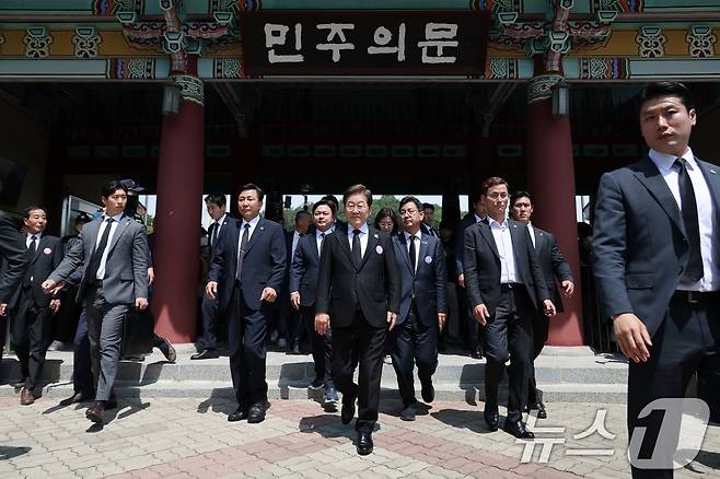 이재명 더불어민주당 대통령 후보가 18일 광주 북구 운정동 국립5·18민주묘지에서 열린 제45주년 5·18민주화운동 기념식에 참석한 후 이동하고 있다. (공동취재) ⓒ News1 이재명 기자