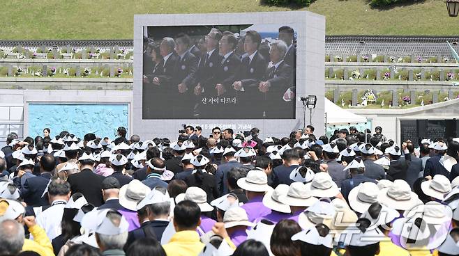 이재명 더불어민주당 대선 후보와 이준석 개혁신당 대선 후보 등이 18일 광주 북구 국립5·18민주묘지에서 열린 '제45주기 5·18 민주화운동기념식'에서 임을 위한 행진곡을 제창하고 있다. ⓒ News1 국회사진취재단
