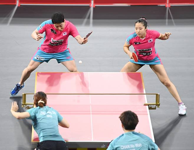 세계탁구선수권 첫 경기서 승리한 임종훈-신유빈 조(대한탁구협회 제공)