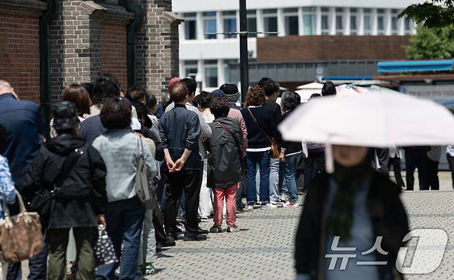 18일 서울 중구 명동성당에 미사에 참석하기 위한 신자들이 줄 서 있다. 제267대 교황 레오 14세의 즉위 미사는 한국시간으로 18일 오후 5시에 바티칸 성 베드로 광장에서 집전될 예정이다. 2025.5.18/뉴스1 ⓒ News1 이승배 기자