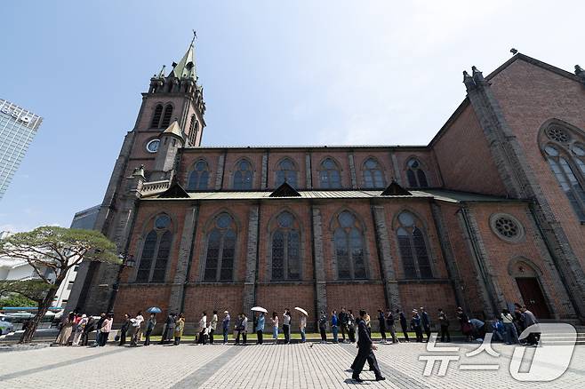 18일 서울 중구 명동성당에 미사에 참석하기 위한 신자들이 줄 서 있다. 제267대 교황 레오 14세의 즉위 미사는 한국시간으로 18일 오후 5시에 바티칸 성 베드로 광장에서 집전될 예정이다. 2025.5.18/뉴스1 ⓒ News1 이승배 기자