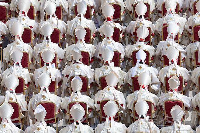 바티칸 성베드로 광장에서 열린 교황 레오 14세의 즉위 미사에 추기경들이 참석해 앉아 있다. 2025.5.18 ⓒ 로이터=뉴스1 ⓒ News1 신기림 기자