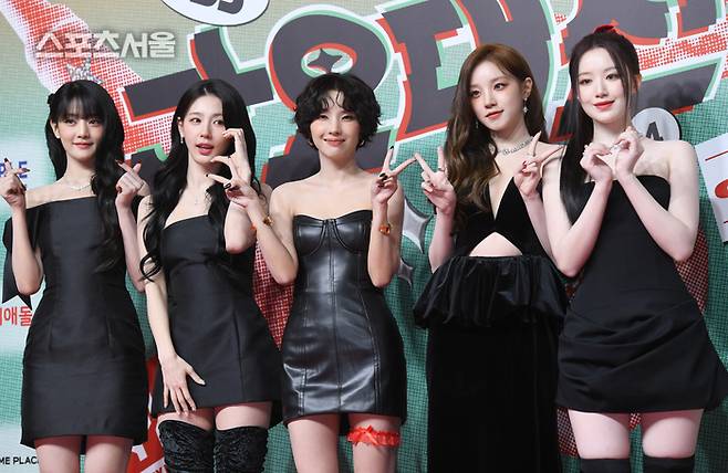 (여자)아이들이 지난해 12월 25일 영종도 인스파이어 리조트 그랜드볼륨에서 열린 SBS 가요대전 레드카펫 행사에서 포즈를 취하고 있다. 사진 | 영종도=최승섭기자