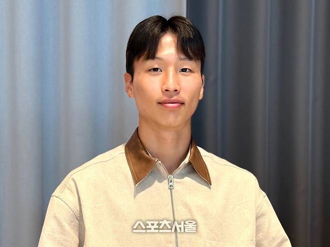 스완지 시티의 엄지성이 지난 15일 본지와 만나 인터뷰한 뒤 사진 촬영에 임하고 있다. 정다워 기자