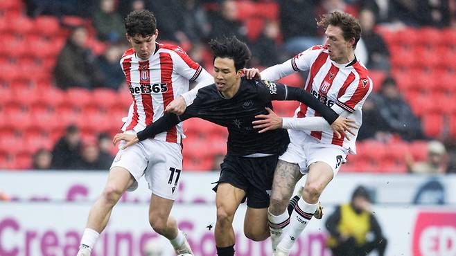 돌파를 시도하는 스완지 시티의 엄지성. 출처 | 스완지 시티 홈페이지