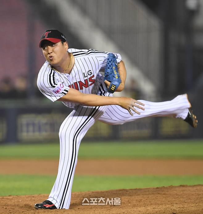 LG 배재준이 15일 잠실구장에서 열린 2025 KBO리그 키움과 경기 9회초 등판해 힘차게 공을 던지고 있다. 잠실 | 박진업 기자 upandup@sportsseoul.com