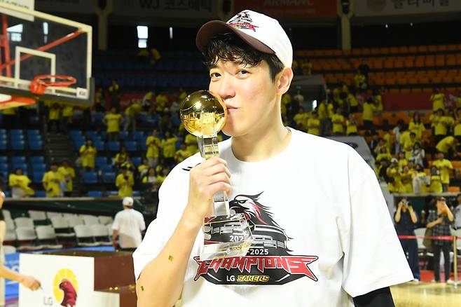창원 LG 허일영이 17일 잠실학생체육관에서 열린 2024~2025 KCC 프로농구 챔피언결정전 7차전 SK전에서 승리하며 우승을 차지했다. 챔프전 MVP까지 선정됐다. 사진 | KBL