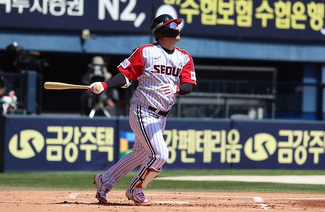 LG 문보경이 4일 잠실구장에서 열린 2025 KBO리그 SSG전에서 홈런을 터뜨리고 있다. 사진 | LG 트윈스