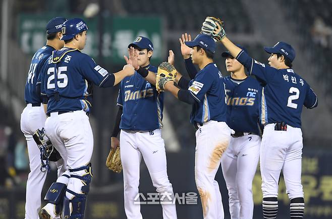 NC 선수들이 잠실구장에서 열린 2025 KBO리그 LG와의 경기에서 승리한 뒤 하이파이브를 하고 있다. 잠실 | 박진업 기자 upandup@sportsseoul.com