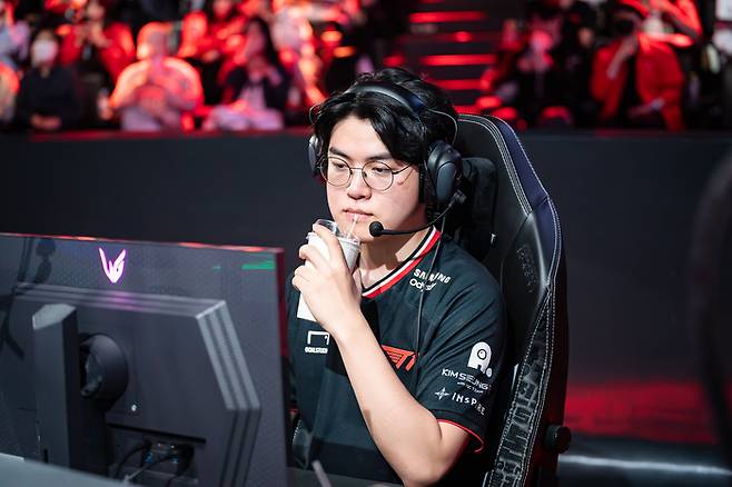 T1 ‘구마유시’ 이민형이 15일 서울 종로구 롤 파크에서 열린 2025 LCK 정규시즌 OK저축은행전을 준비하고 있다. 사잔 | 라이엇 게임즈