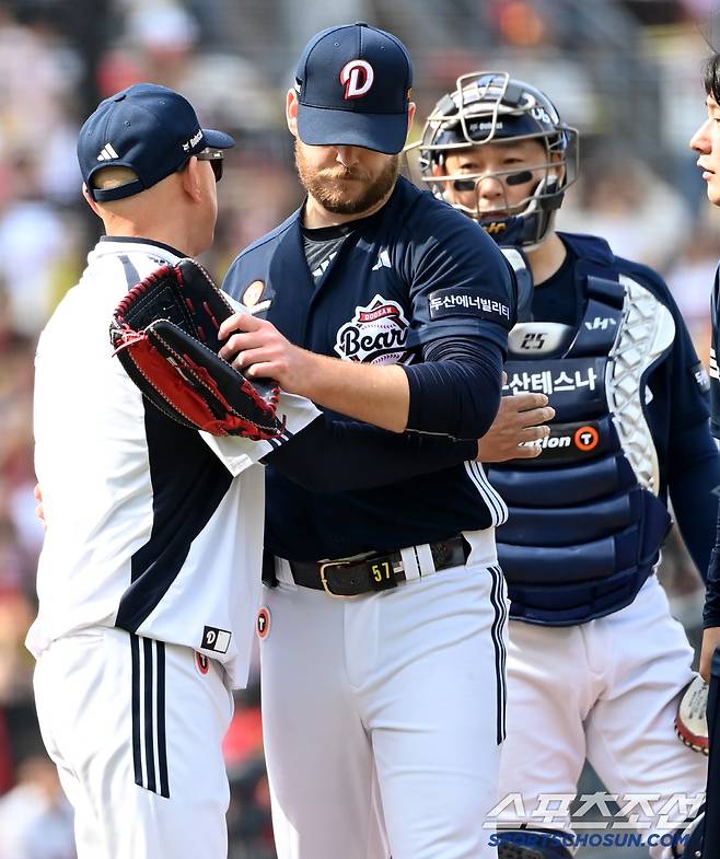 서로를 격려하는 포옹까지