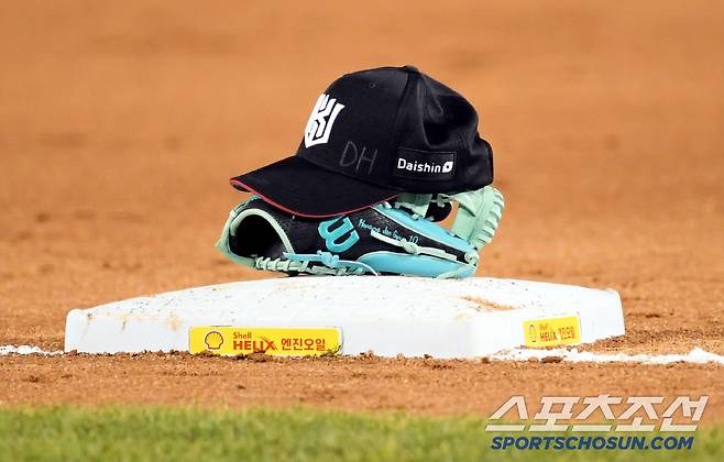 29일 잠실구장에서 열린 두산 베어스와 KT 위즈의 경기. 3루 베이스 위 황재균의 글러브와 모자가 놓여 있다. 잠실=박재만 기자 pjm@sportschosun.com/2025.04.29/