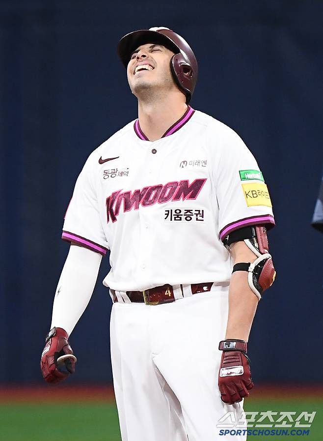17일 서울 고척스카이돔에서 열린 롯데-키움전. 3회말 무사 카디네스가 담장 상단을 맞히는 2루타를 친 후 아쉬워하고 있다. 고척=정재근 기자 cjg@sportschosun.com/2025.3.17/