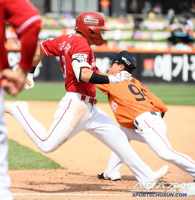 18일 대전 한화생명볼파크에서 열린 SSG-한화전. 4회초 무사 정준재가 투수앞 번트 안타로 출루하고 있다. 대전=정재근 기자 cjg@sportschosun.com/2025..5.18/