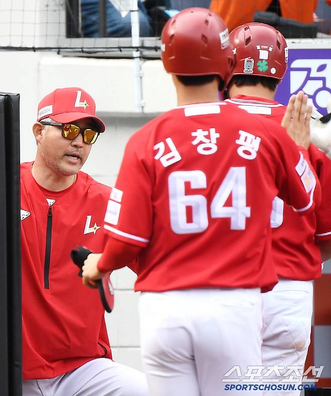 18일 대전 한화생명볼파크에서 열린 SSG-한화전. 8회초 2사 1, 2루 고명준이 3점 홈런을 친 후 이숭용 감독의 환영을 받고 있다. 대전=정재근 기자 cjg@sportschosun.com/2025..5.18/