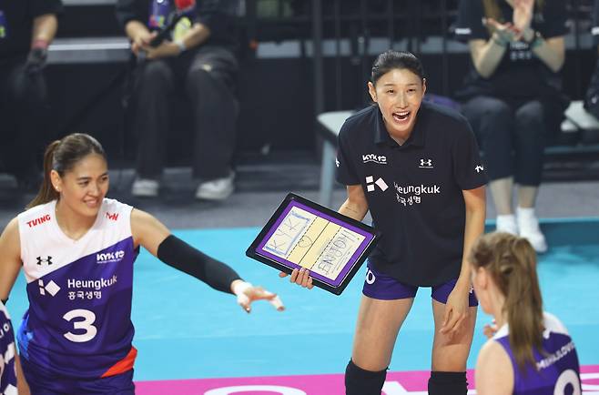 김연경, 여자배구 세계올스타전서 깜짝 사령탑 데뷔

    (인천=연합뉴스) 서대연 기자 = 2024-2025시즌을 끝으로 현역 선수 생활을 마감한 김연경이 18일 인천 삼산월드체육관에서 열린 여자배구 세계올스타전 'KYK 인비테이셔널 2025'에서 스타 팀 감독으로 나서 선수들을 지휘하고 있다. 2025.5.18

    dwise@yna.co.kr

(끝)





<저작권자(c) 연합뉴스, 무단 전재-재배포, AI 학습 및 활용 금지>