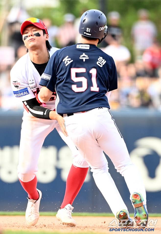 8회초 무사 1,2루 정수빈의 내야 땅볼때 2루로 향하던 1루주자 조수행이 태그를 하던 2루수 김규성을 밀어내고 있다. 조수행의 수비방해가 인정되며 더블 플레이가 선언됐다.광주=허상욱 기자