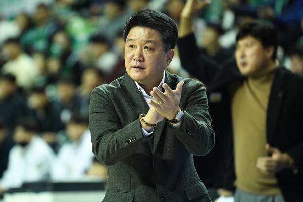 팬들과의 소통에 진심인 유도훈 정관장 감독. ⓒKBL