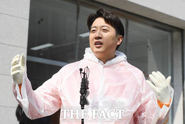 이준석 개혁신당 대선 후보가 18일 오전 제45주년 5·18 광주민주화운동 기념식에 참석하기 전 기자들과 만나 '5·18 정신의 헌법 수록'에 관한 물음에 "실제 개헌이 추진된다면 긍정적으로 검토하겠다"라고 답했다. /장윤석 기자