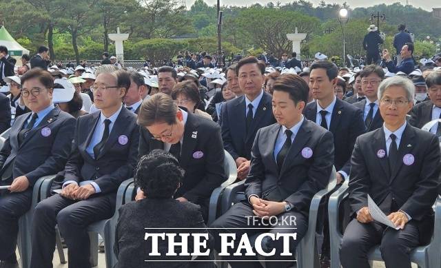 이날 기념식에는 우원식 국회의장(왼쪽부터), 김형두 헌법재판관 권한대행, 이재명 더불어민주당 대선 후보, 이준석 개혁신당 후보, 권영국 민주노동당 후보가 참석했다. 김문수 국민의힘 후보는 TV 토론 준비를 이유로 기념식에 불참했다. /광주=서다빈 기자