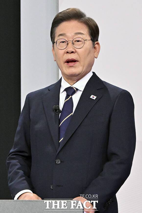 이재명 후보는 "일반적 사례와 특수상황에 대한 사례를 좀 구분하면 좋을 것 같다"며 "뭐든지 (이준석 후보가) 극단화를 시키는데 통상적인 국제 관계에 대해서 (저는) 얘기를 한 것이고, 침략을 한다든지 전쟁이 벌어진다든지 하는 상황이 벌어졌을 때 상황은 다른 것"이라고 반박했다. /국회사진취재단