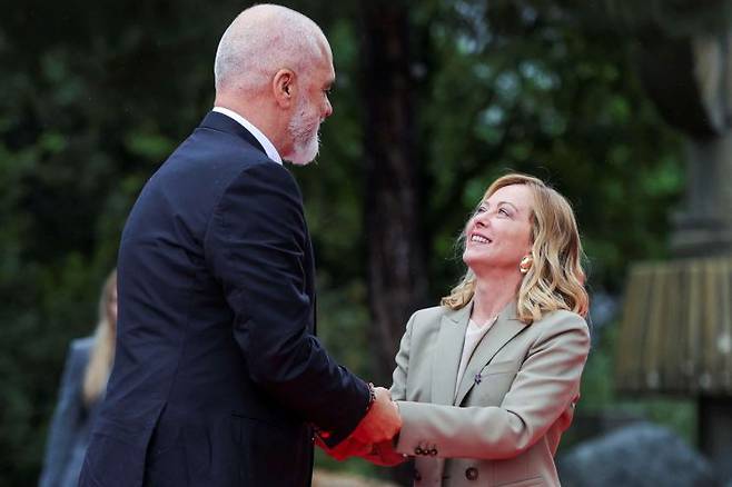 에디 라마 알바니아 총리가 알바니아 티라나에서 열린 유럽정치공동체(EPC) 정상회의에 참석한 조르자 멜로니 이탈리아 총리를 환영하고 있다. 로이터연합뉴스