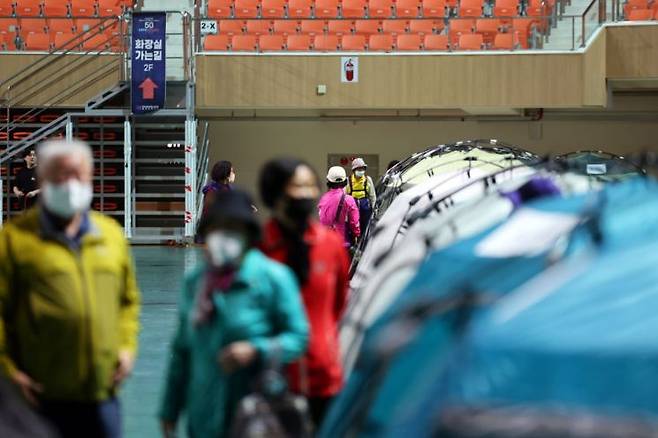 금호타이어 광주공장 화재가 발생한 지난 17일 오후 광주 광산구 광주여자대학교 체육관에 마련된 대피소에서 주민들이 이동하고 있다. 연합뉴스