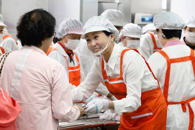 이재명 더불어민주당 대통령 후보 부인인 김혜경 여사가 지난 16일 광주 북구 효령동 효령노인복지타운을 방문해 음식을 나누는 배식봉사를 하고 있다. /뉴스1