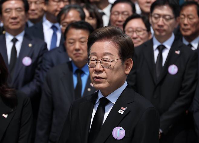 더불어민주당 이재명 대선후보가 18일 광주광역시 북구 국립 5·18민주묘지에서 열린 5·18민주화운동 45주년 기념식에 참석한 뒤 취재진과 만나 이날 발표한 개헌 관련 입장에 대한 질문에 답하고 있다. /공동취재단