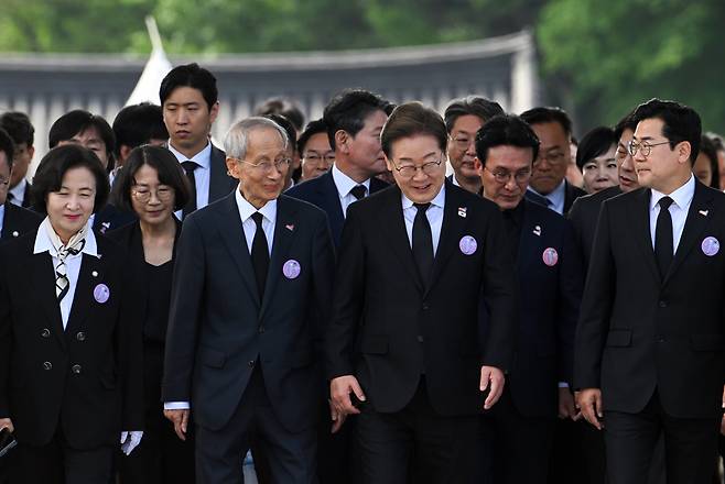 이재명 더불어민주당 대통령 후보 등이 18일 제45주년 5·18 민주화운동 기념식이 열리는 18일 광주 북구 운정동 국립 5·18민주묘지로 입장하고 있다./뉴스1