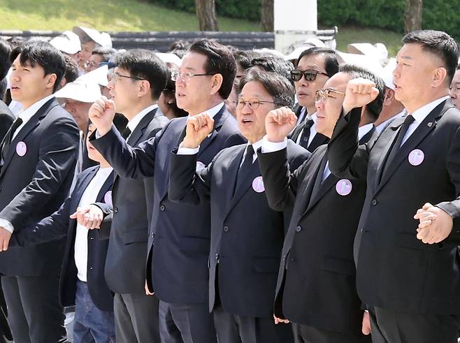 김영록 전남지사와 강기정 광주시장 등이 18일 국립5·18민주묘지에서 열린 제45주년 5·18민주화운동 기념식에 참석해 '임을 위한 행진곡'을 제창하고 있다./뉴스1