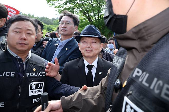 안창호 국가인권위원회 위원장이 18일 오전 광주 북구 운정동 5·18민주묘지에서 열린 제45주년 5·18 민주화운동 기념식에 참석하던 중 시민단체의 항의를 받고 있다./뉴스1