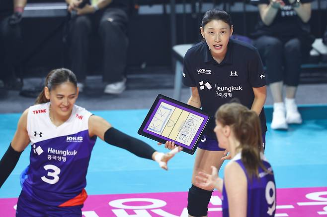 김연경이 18일 인천 삼산월드체육관에서 열린 KYK 인비테이셔널 2025 세계 올스타전에 감독으로 나서 작전 지시를 하고 있다. /연합뉴스