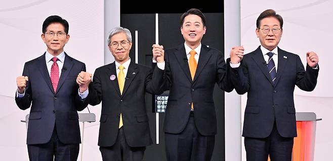 18일 서울 마포구 SBS프리즘타워에서 열린 중앙선거방송토론위원회 주관 제21대 대통령선거 후보자토론회에서 각 정당 대선 후보들이 선전을 다짐하고 있다. 왼쪽부터 국민의힘 김문수, 민주노동당 권영국, 개혁신당 이준석, 더불어민주당 이재명 대통령 후보. /뉴스1