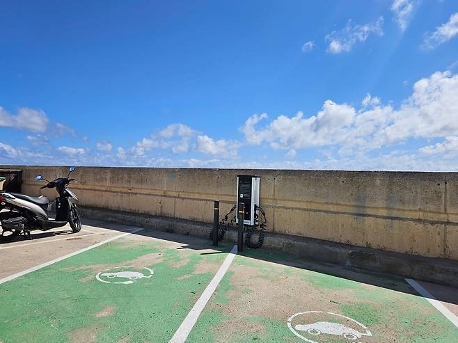 지난달 29일 스페인 이비사 섬 마리나 보타폭 항구 근처 전기차 충전 구역. /권유정 기자